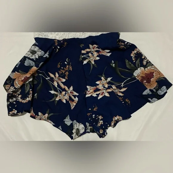 LACE FLORAL ROMPER - Picture 3 of 8